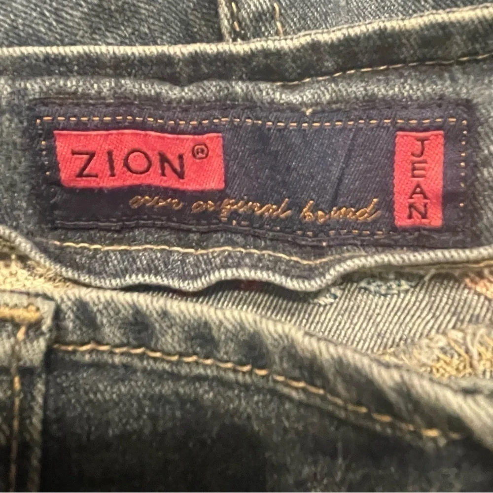 Zion Original Jeans Embroidered Capri Pants Size Large - Picture 6 of 7